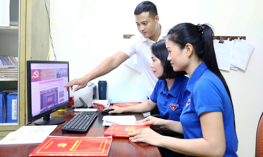 Đoàn viên thanh niên xã Đông Lỗ chủ động tìm kiếm tài liệu trên cổng thông tin điện tử của Tỉnh ủy Bắc Giang.